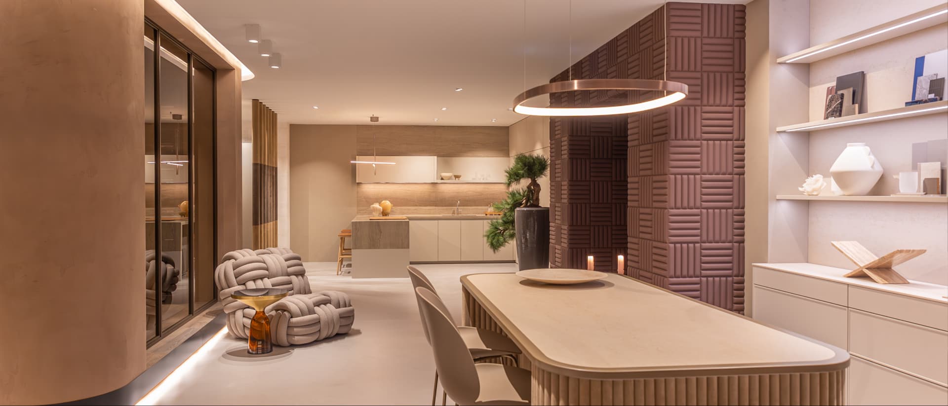 Showroom met lange tafel