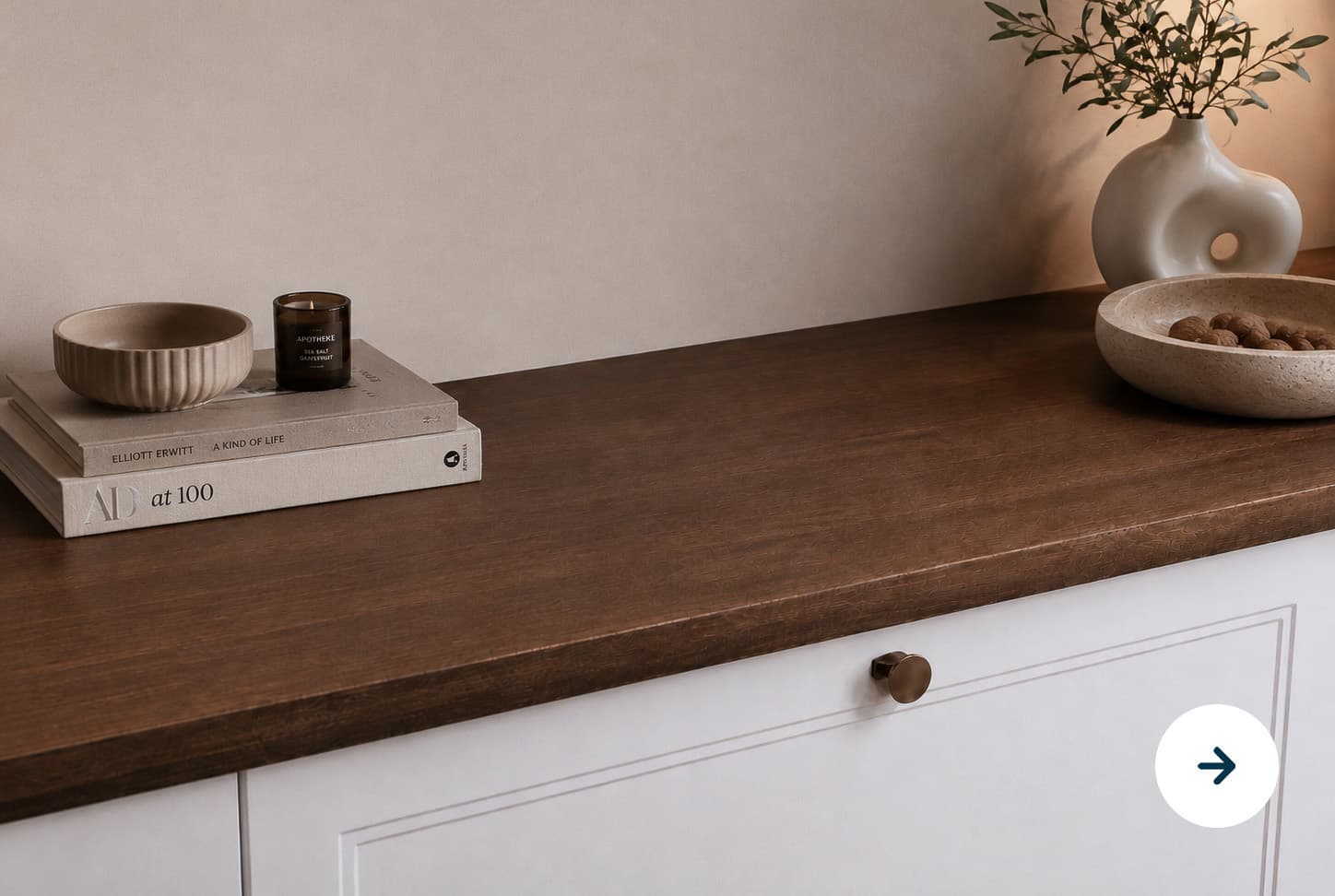 Hout werkblad op witte keuken