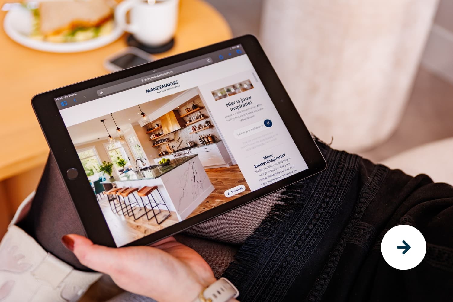 Vrouw die op haar iPad de tool Aimy gebruikt