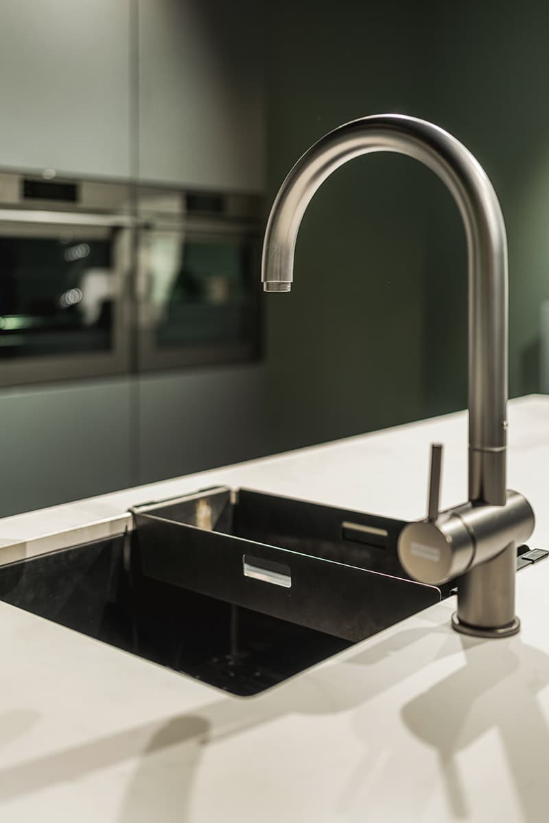 Spoelbak-gunmetal-en-Franke-Active-NEO-Smokey-Shiny-kraan