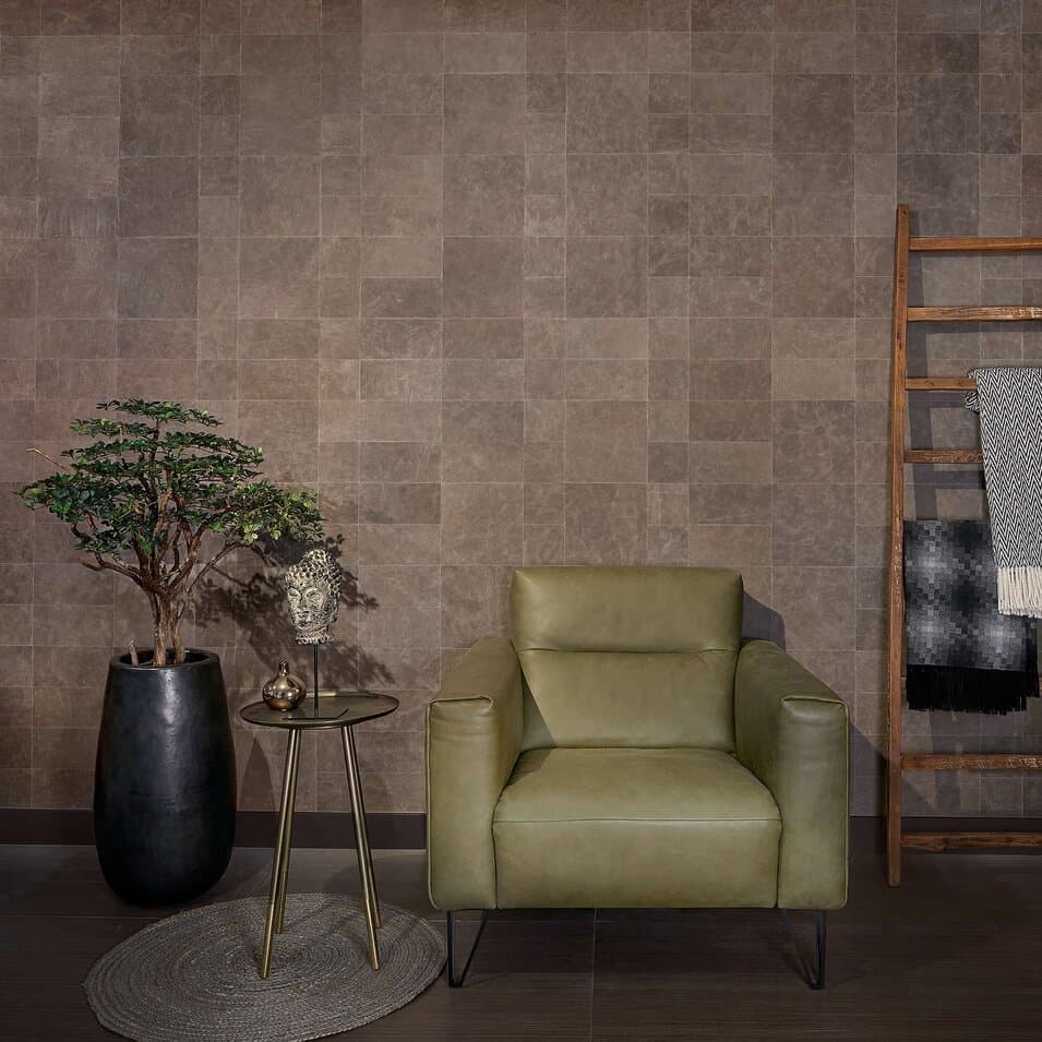 leather armchair coffee tabel tree decoration