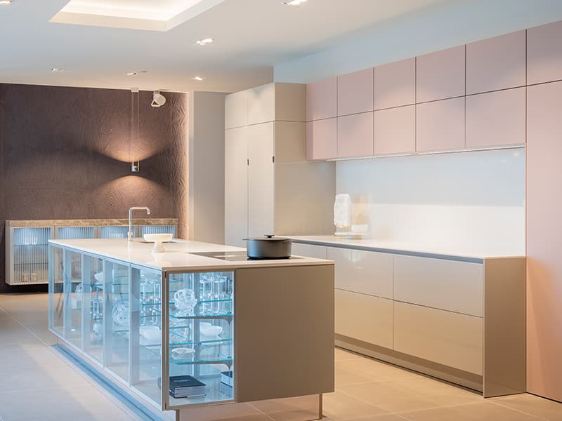 Lichte-eilandkeuken-met-glaskasten