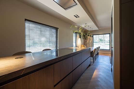Luxe-keuken-met-groot-kookeiland-en-bar