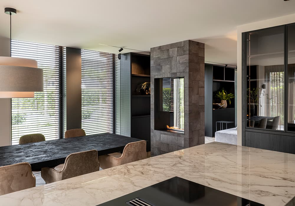 Doorkijk-naar-woonkamer-vanaf-luxe-designkeuken.jpg