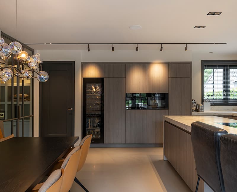 Scandinavische-stijl-keuken-met-eikenhout-front-kastenwand.jpg