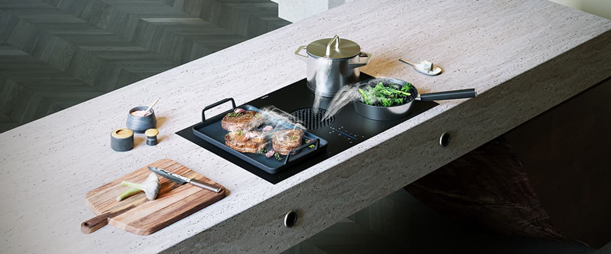 Kookplaat-met-afzuiging-in-moderne-keuken-met-dik-werkblad