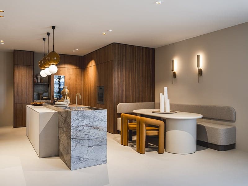 Moderne-keuken-met-kookeiland-en-houten-kastenwand
