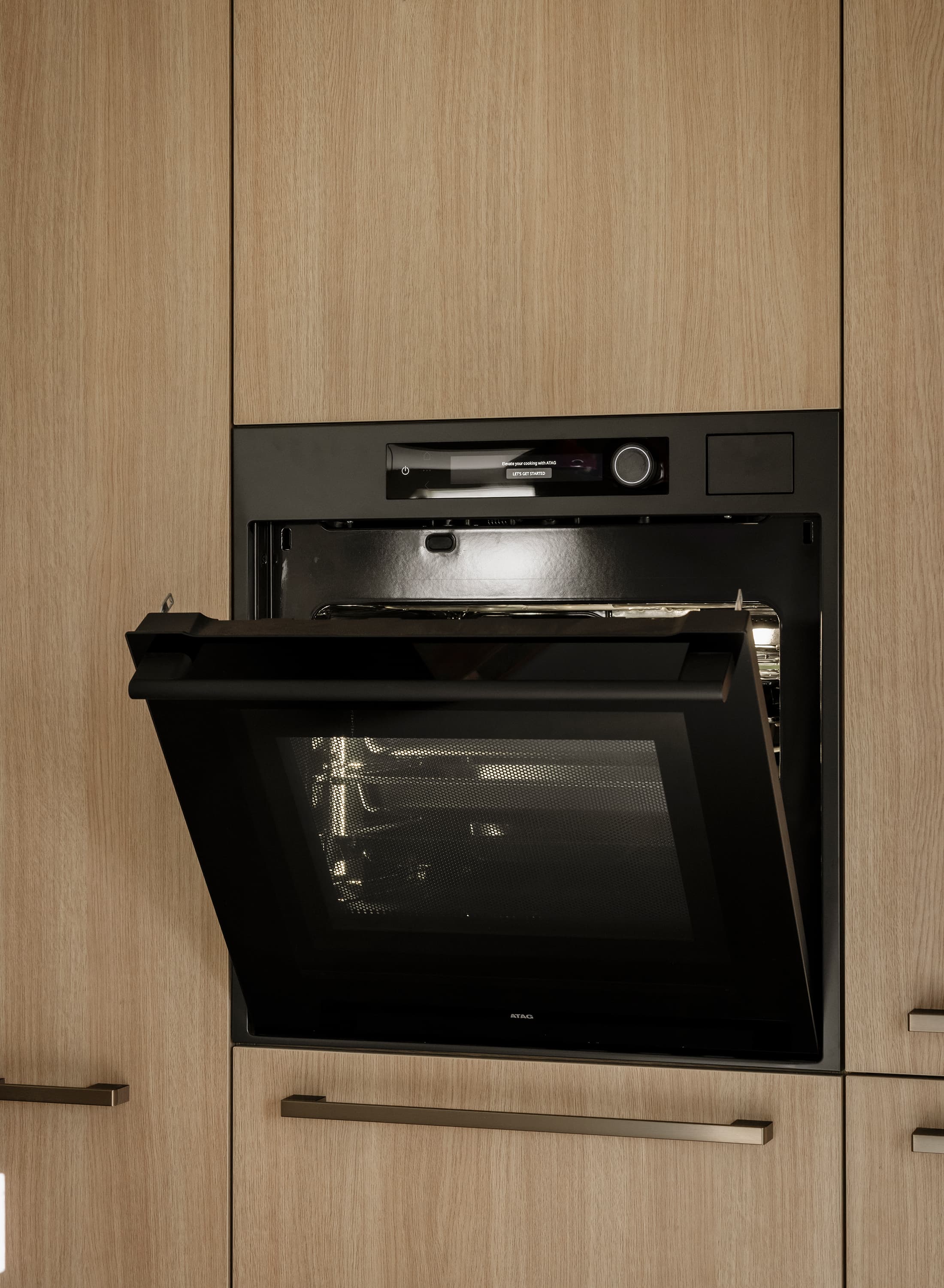 Inbouw-oven-in-kastenwand-met-houten-fronten