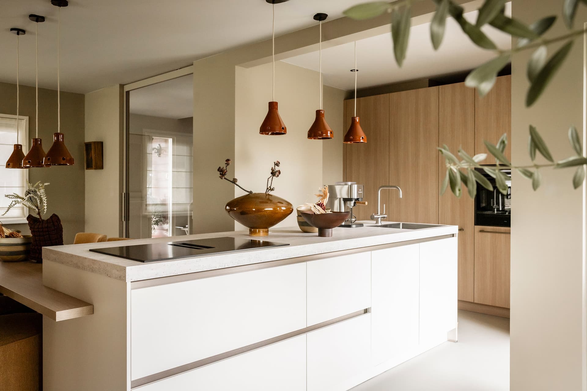 Warme-eilandkeuken-wit-met-hout