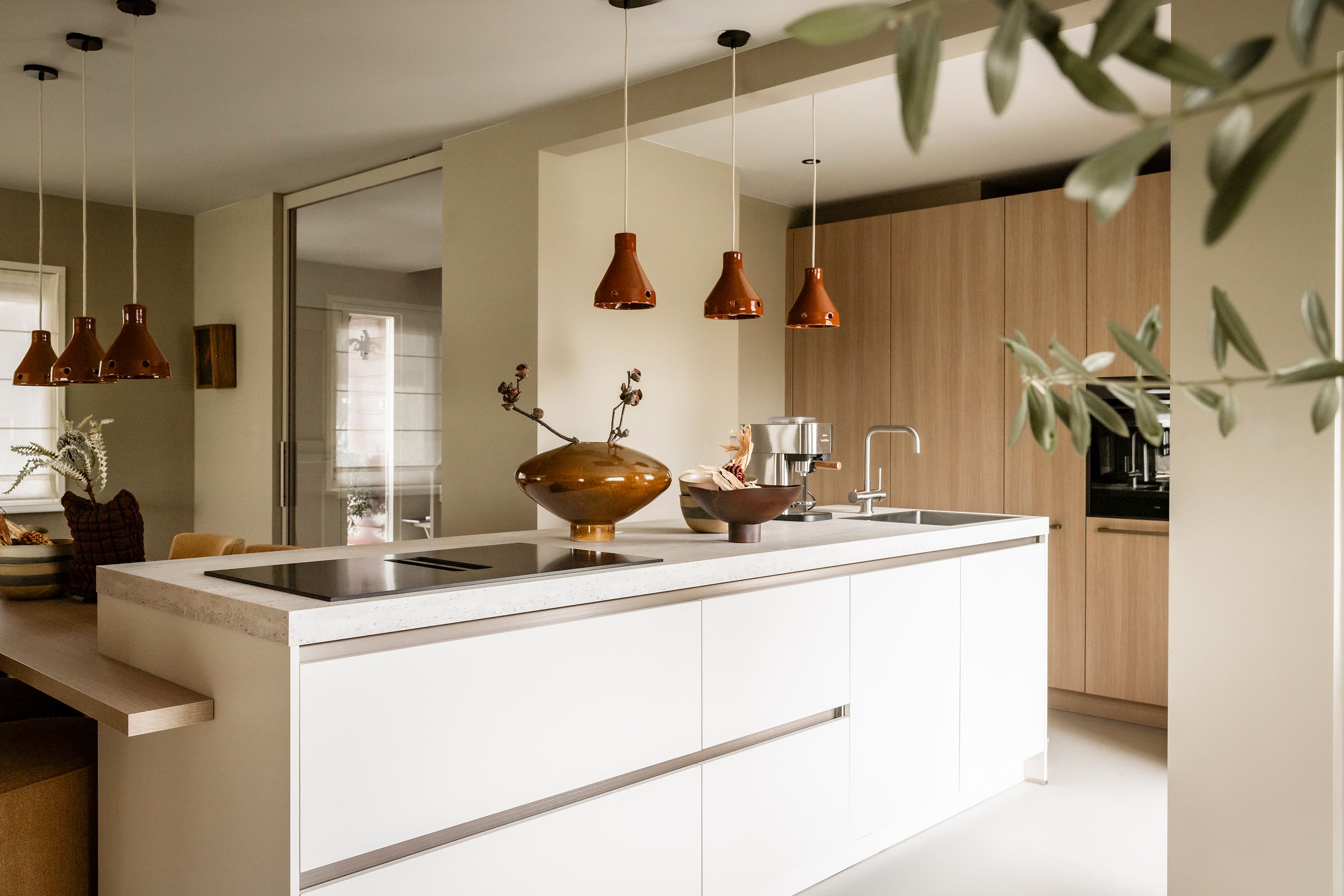 Warme-eilandkeuken-wit-met-hout