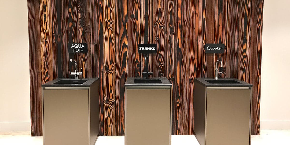 Verschillende-kokenwaterkranen-in-showroom-Mandemakers-Keukens