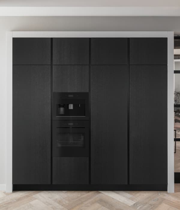 Zwarte-kastenwand-keuken-met-geintegreerde-apparatuur