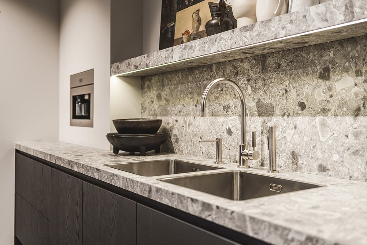 Terrazzo-werkblad-met-dubbele-spoelbak