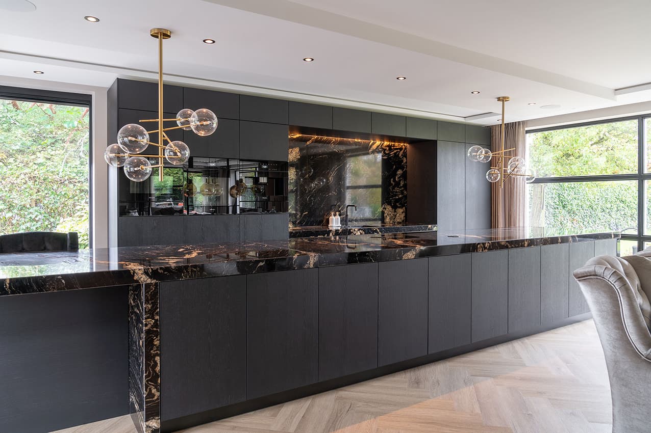 Luxe-zwarte-designkeuken-met-ruim-kookeiland