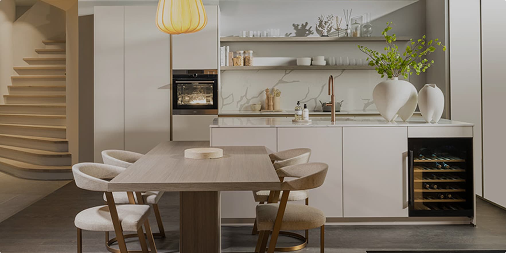 Witte-keuken-met-eettafel-geintegreerd-in-kookeiland