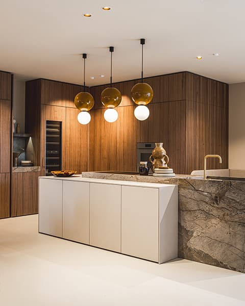 Headerafbeelding-luxe-keuken-met-houten-kastenwand