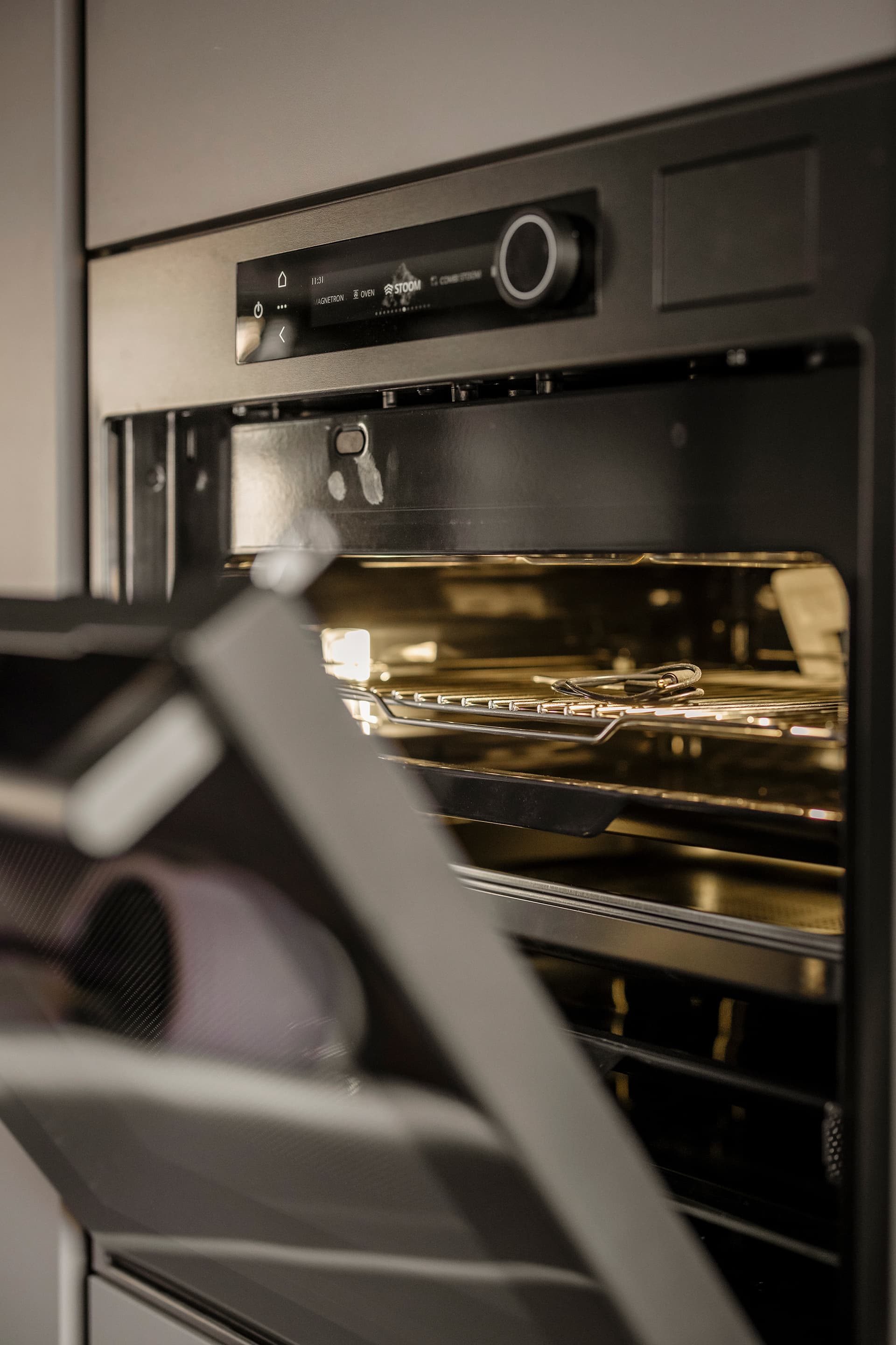 ATAG 5-in-1 oven in Black Steel