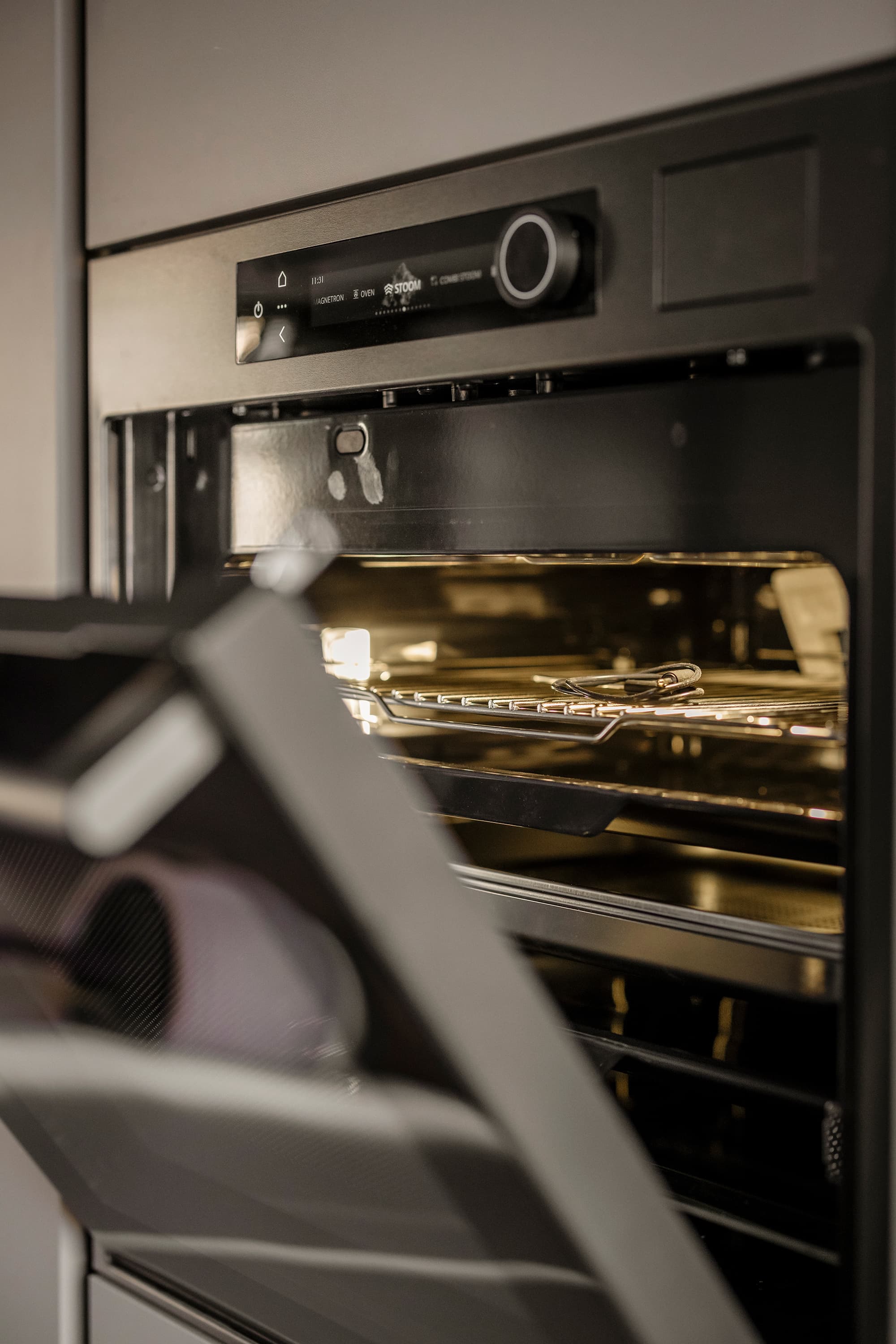 ATAG 5-in-1 oven in Black Steel