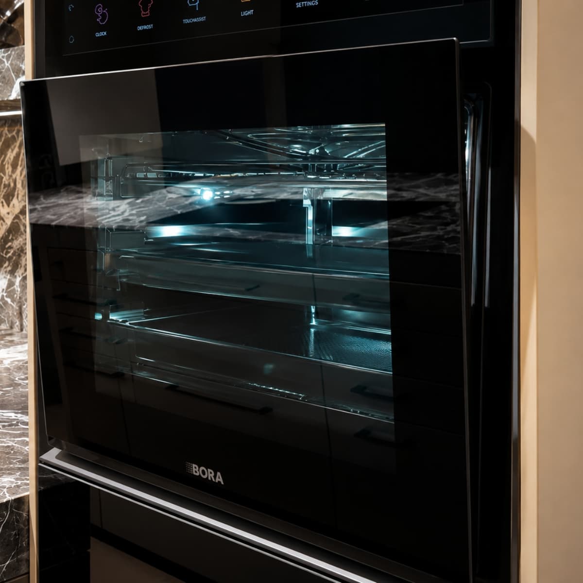 Zwarte oven in bruine keuken