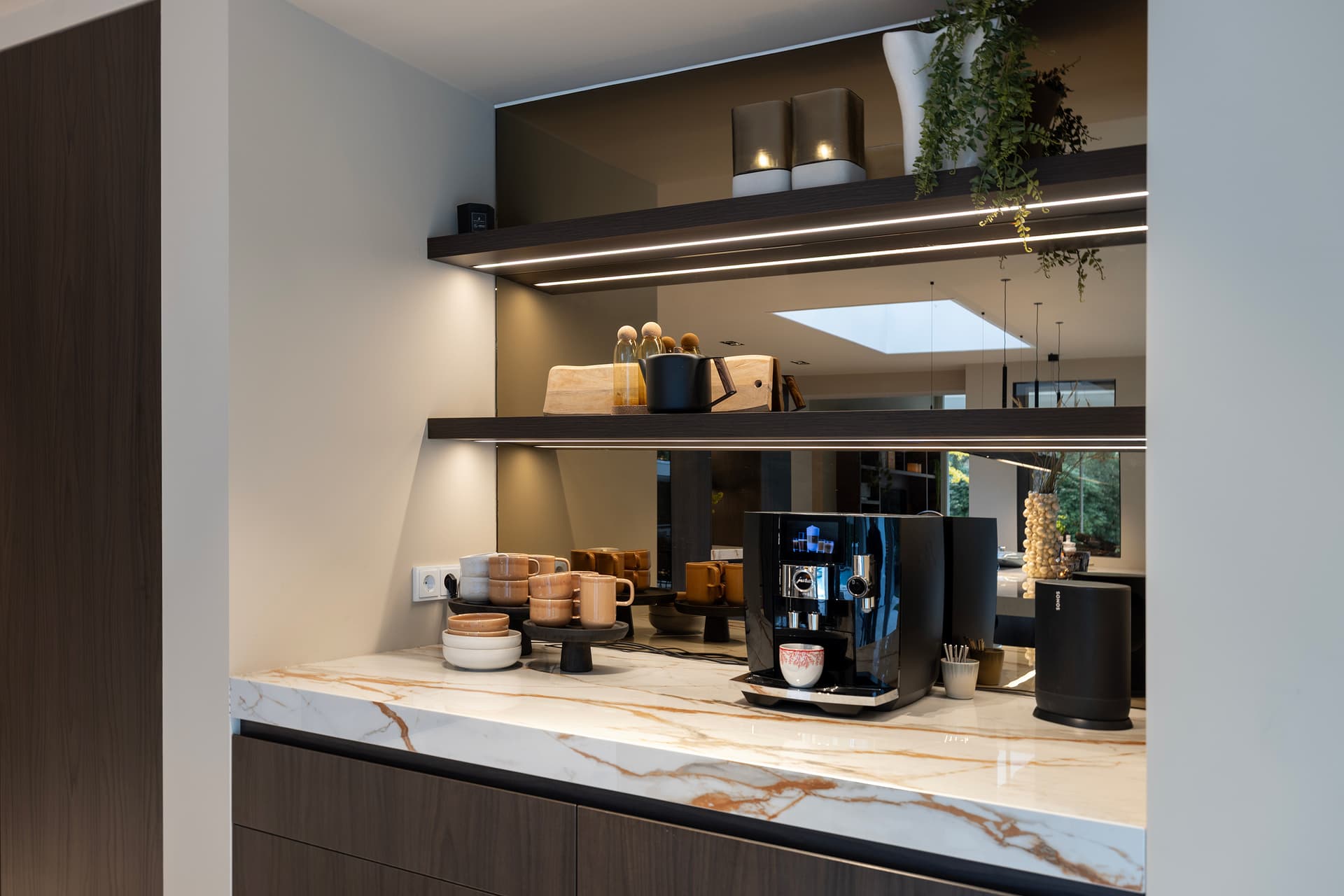 Barista-corner met wandplanken