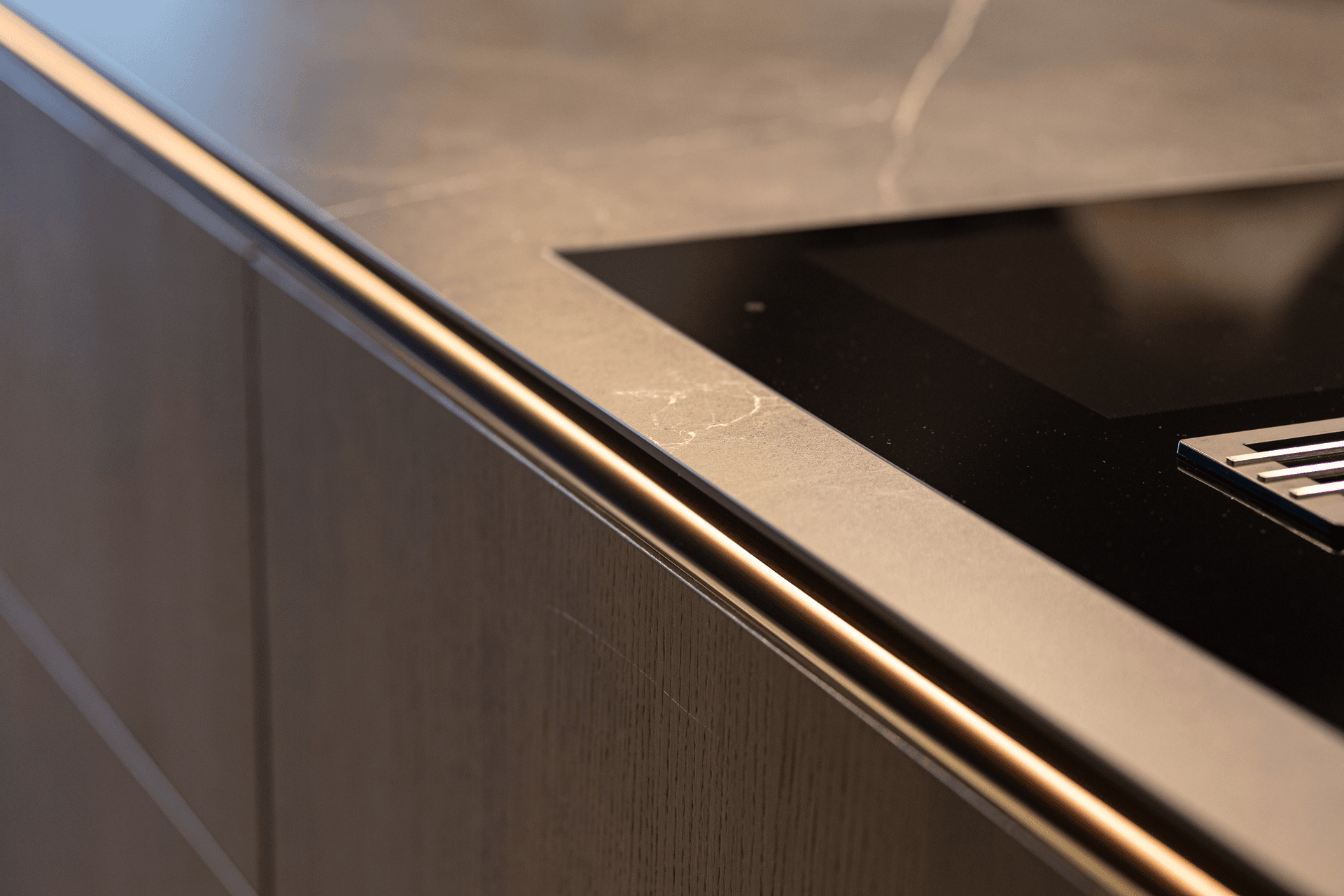 Close-up van zwart marmer werkblad op een donker houte keuken