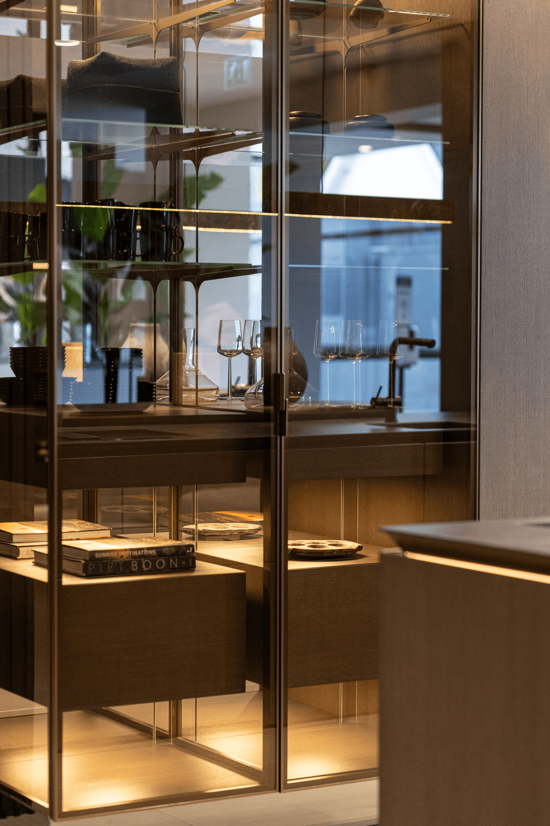 Hoge vitrinekast met getint glas