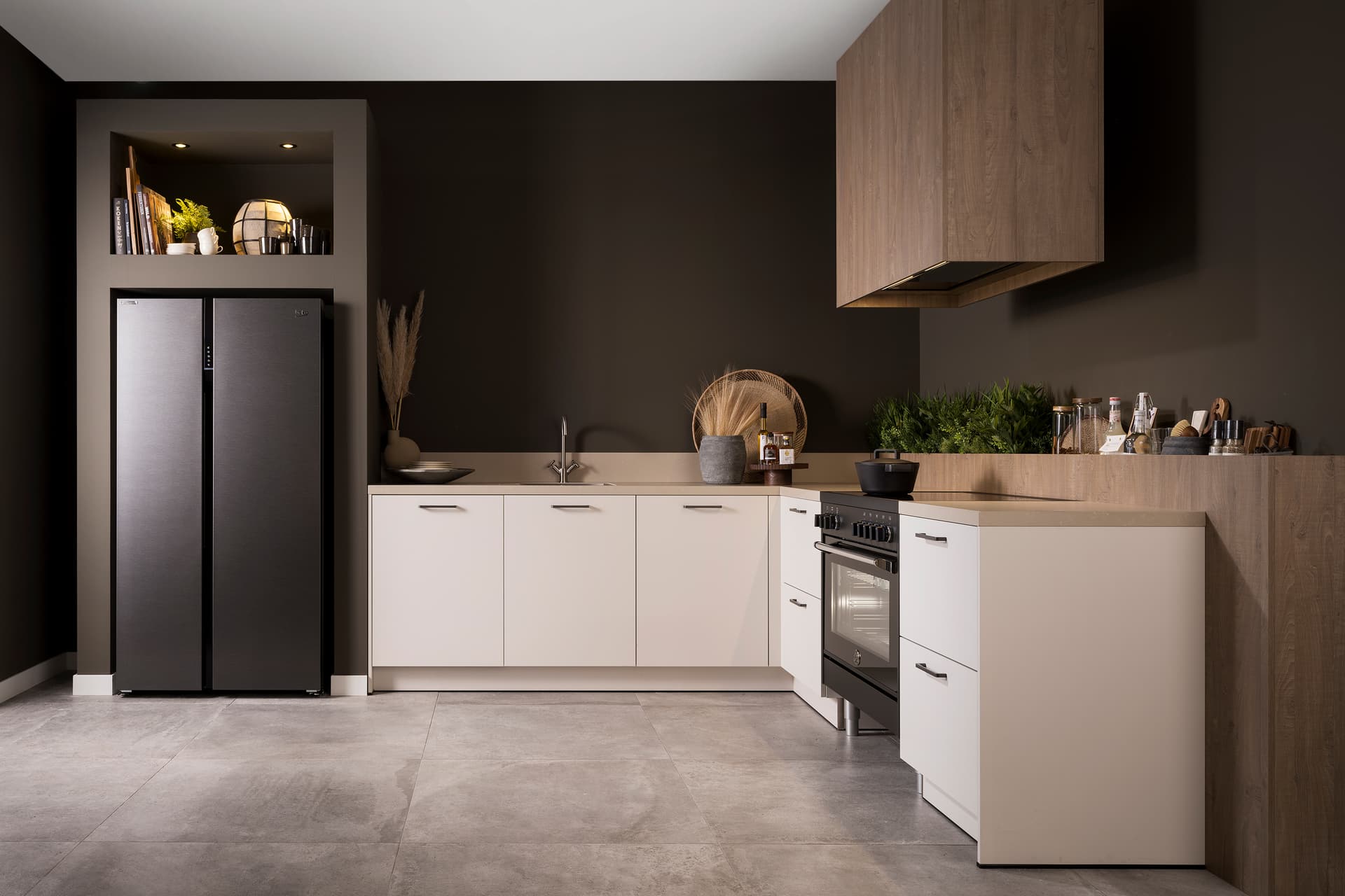 Overzichtsfoto-Beresa-angora-grijs.jpg Witte hoekkeuken met houten werkblad