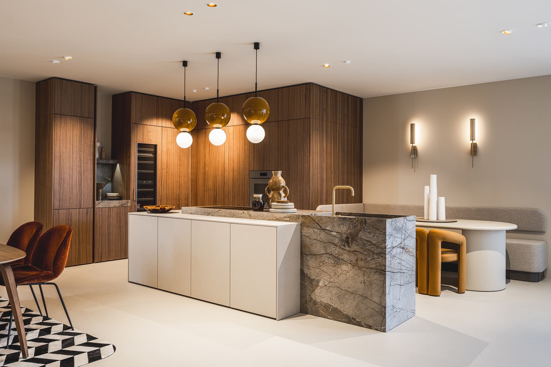 Luxe Barletti keuken met kookeiland en hoge kastenwand
