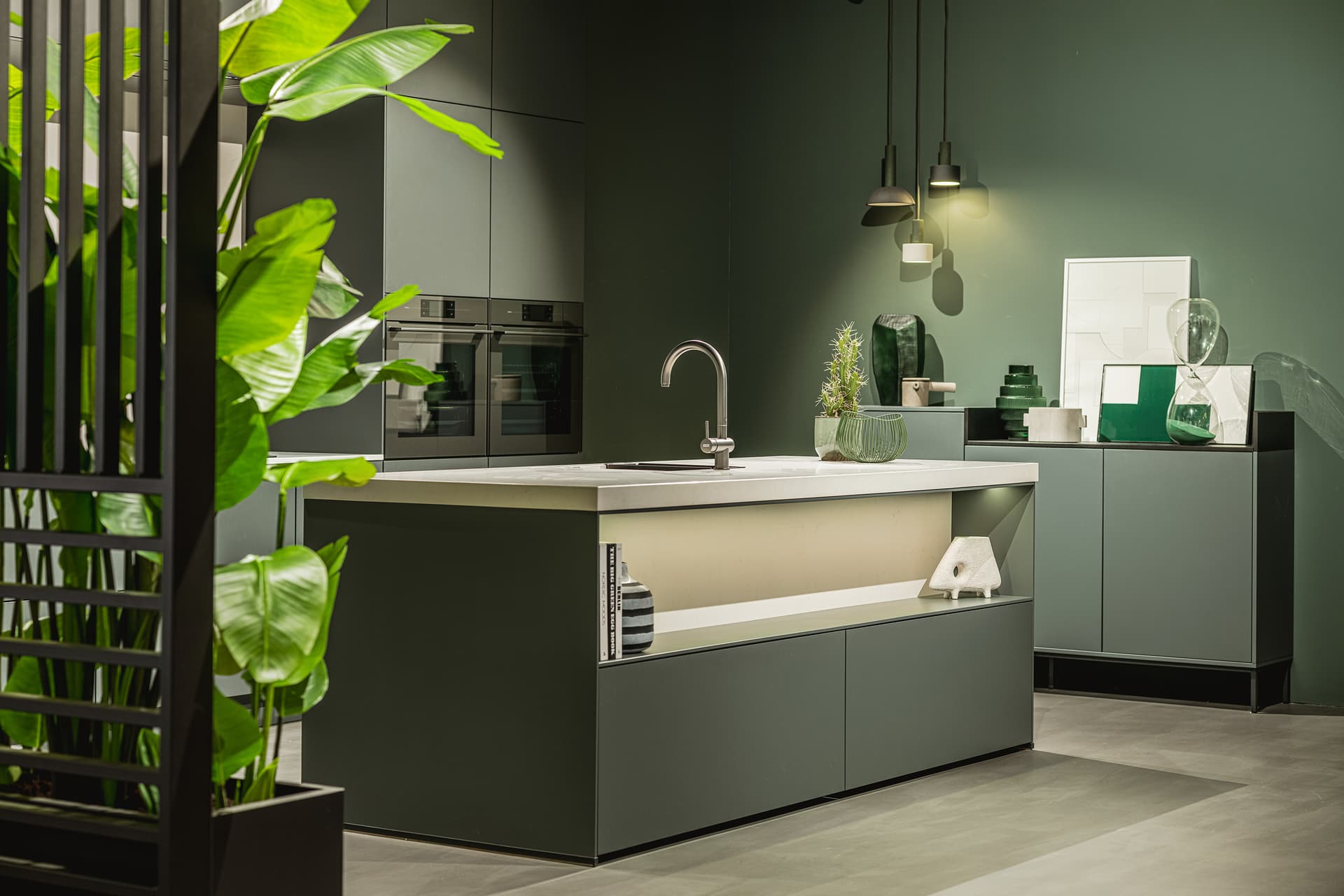 Matgroene keuken met kookeiland