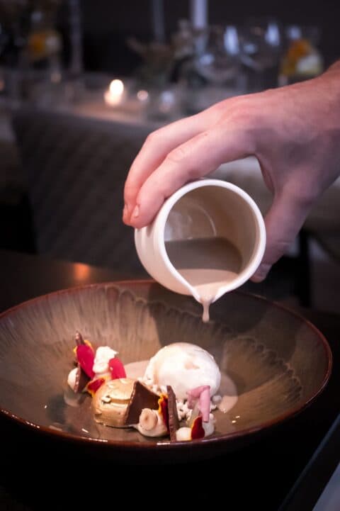 win-private-dining-2.jpeg Saus wordt gegoten over dessert