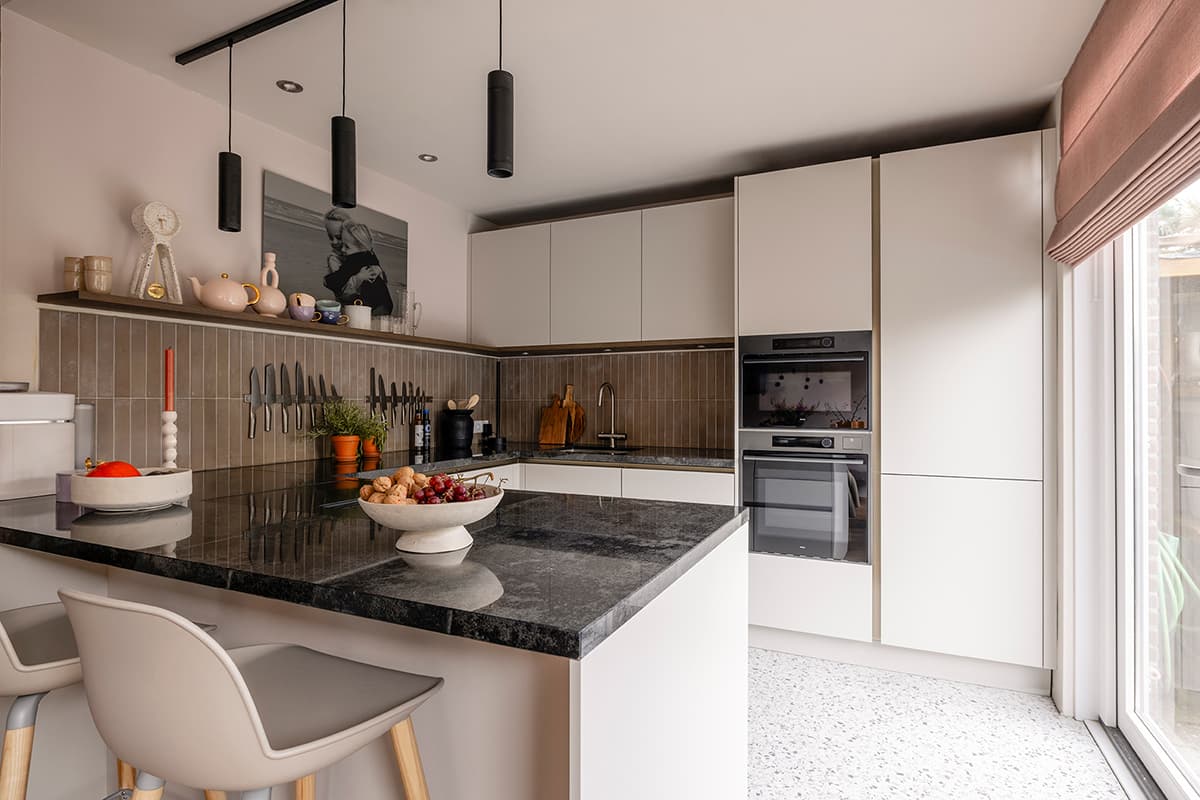 Moderne beige U-keuken