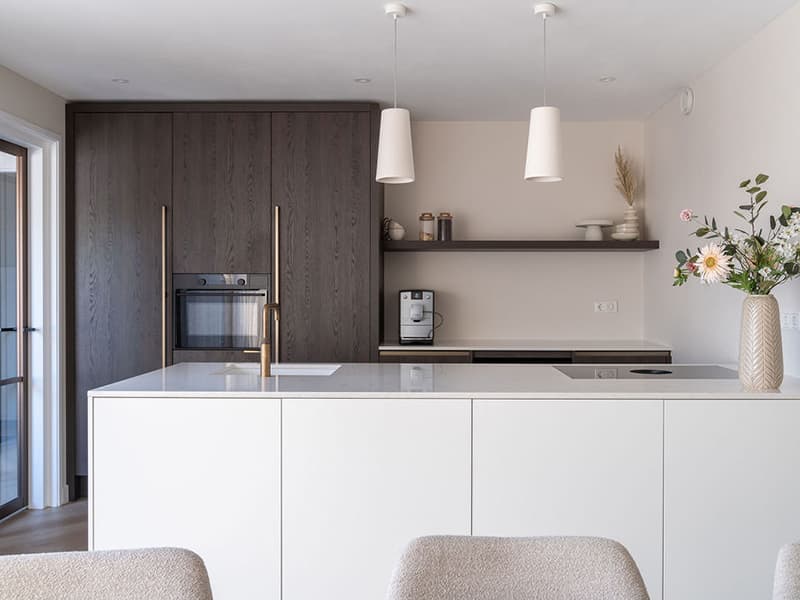Bruin met witte schiereiland keuken