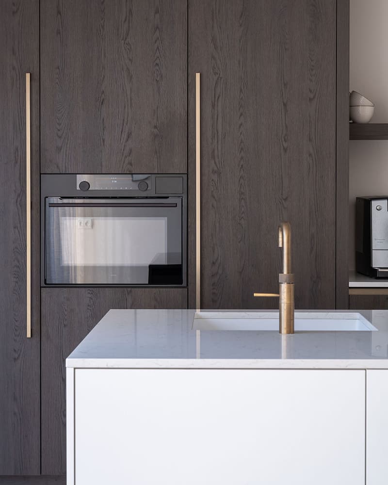 Donkerbruine houten kastenwand