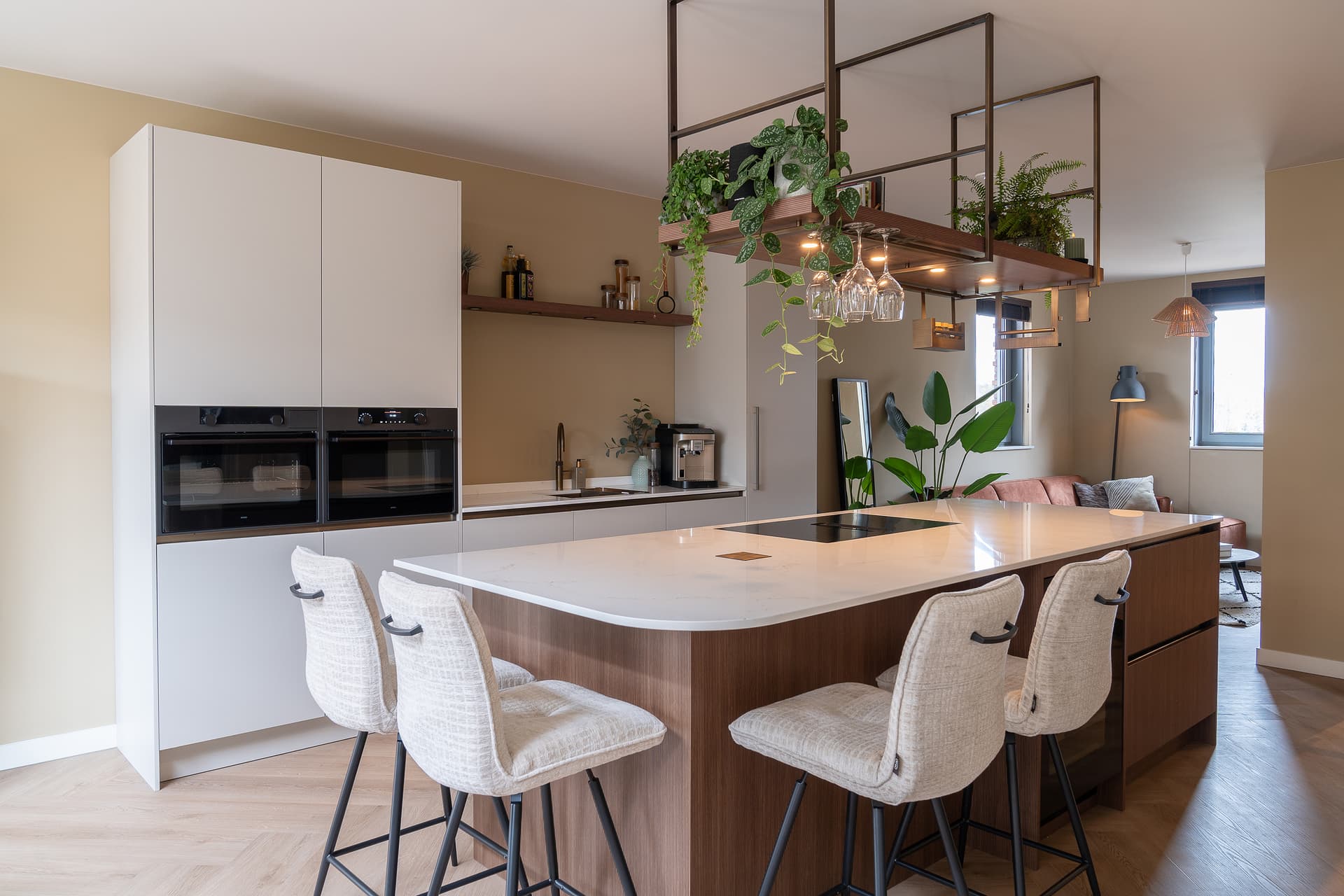 Ruime keuken met kookeiland en bar