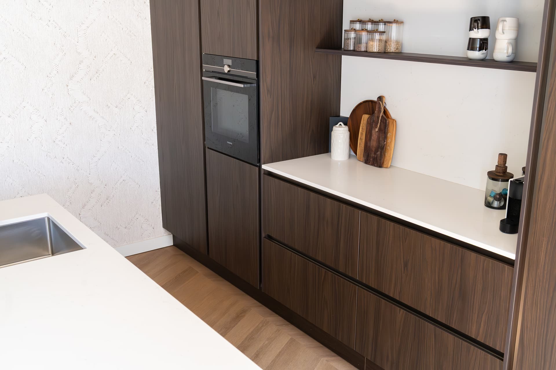 Donker houte keuken met een kookeiland en een wit werkblad