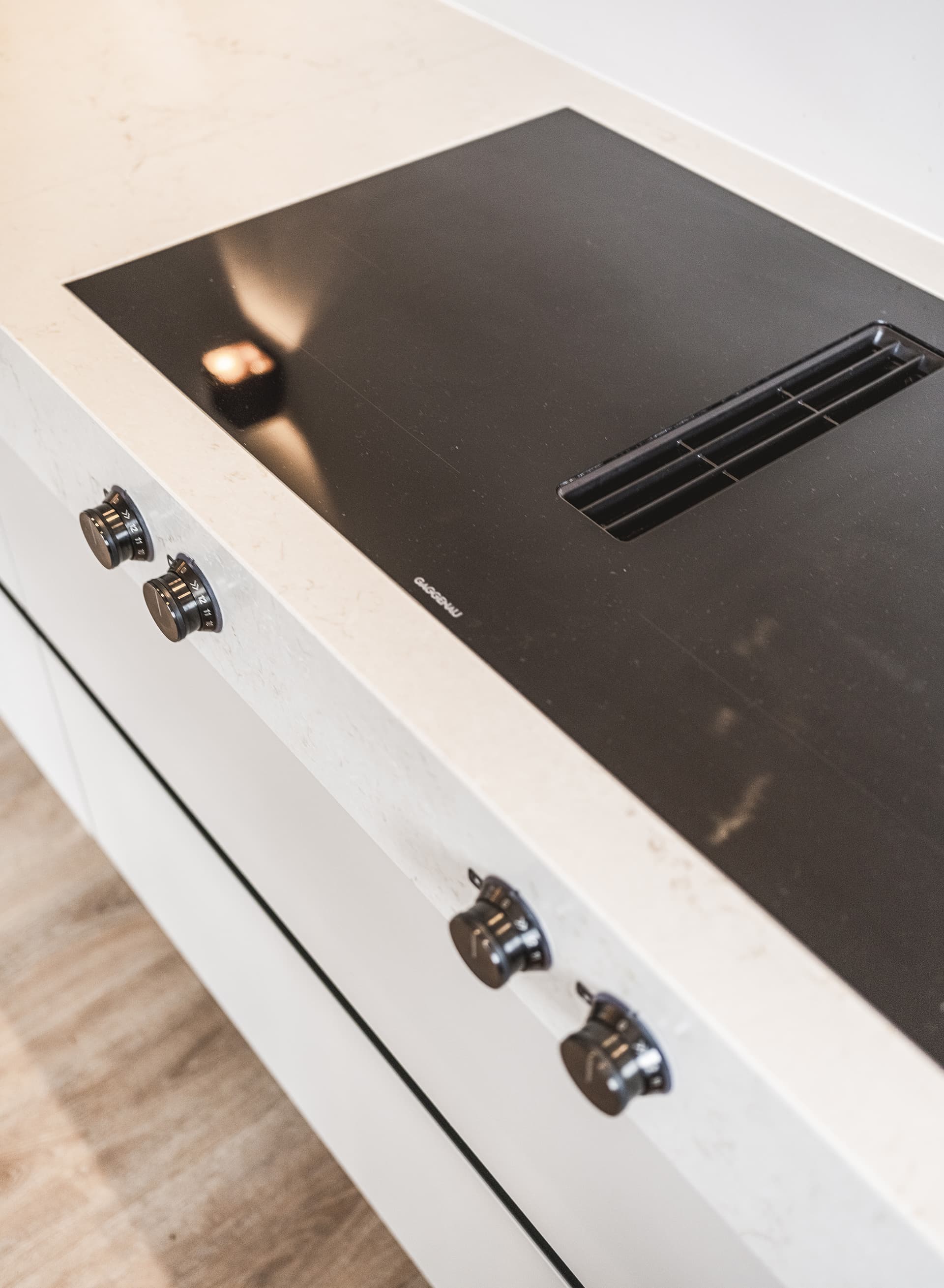 Gaggenau-kookplaat-met-kookveldafzuiging-zwart.jpg Gaggenau kookplaat met kookveldafzuiging