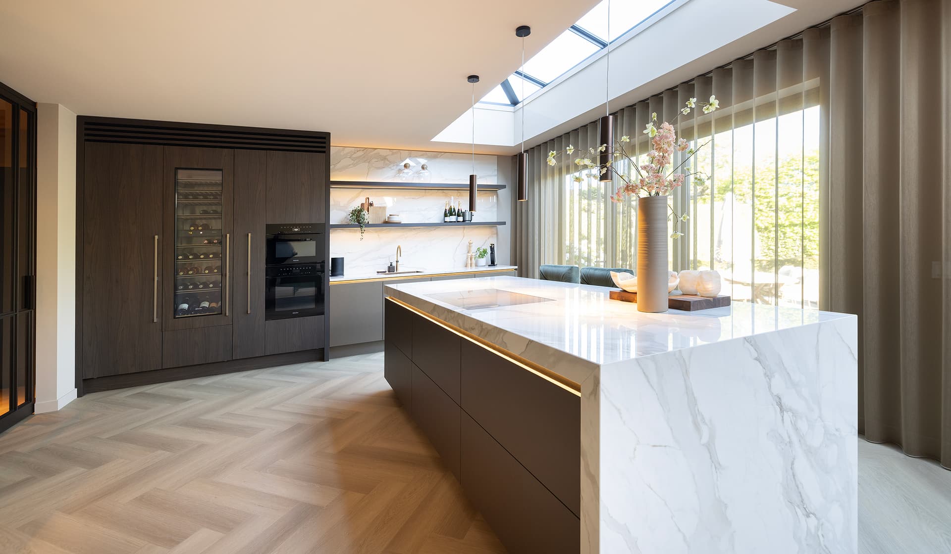 Headerbeeld-van-woonvilla-naar-droomvilla.jpg Bruine eilandkeuken