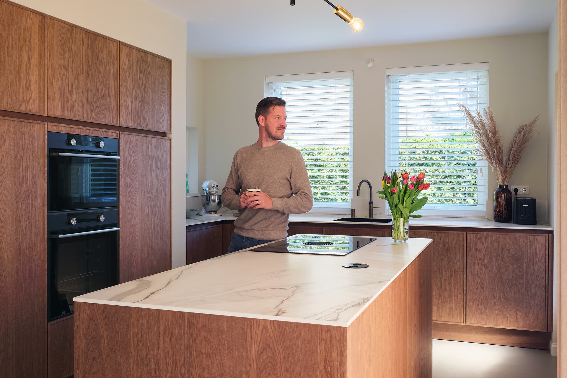 Klant in houten keuken