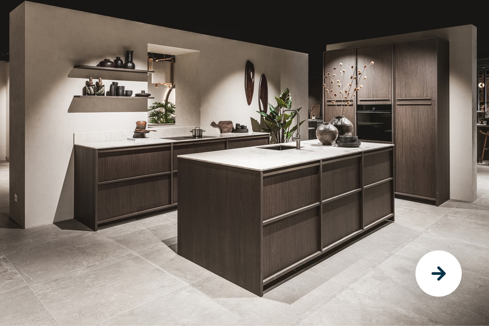 Donker houte keuken met brede grepen en beige marmer keukenblad en een kookeiland