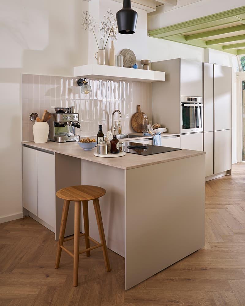 Beige vtwonen keuken met kookeiland