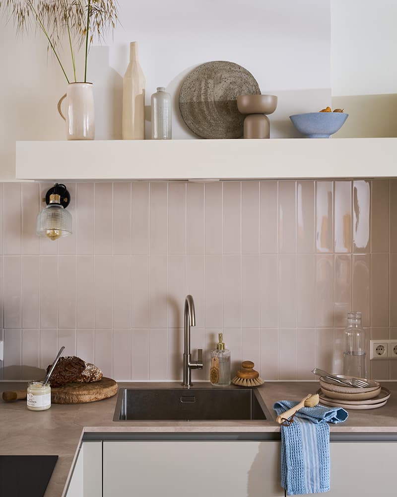 Beige vtwonen keuken met kookeiland