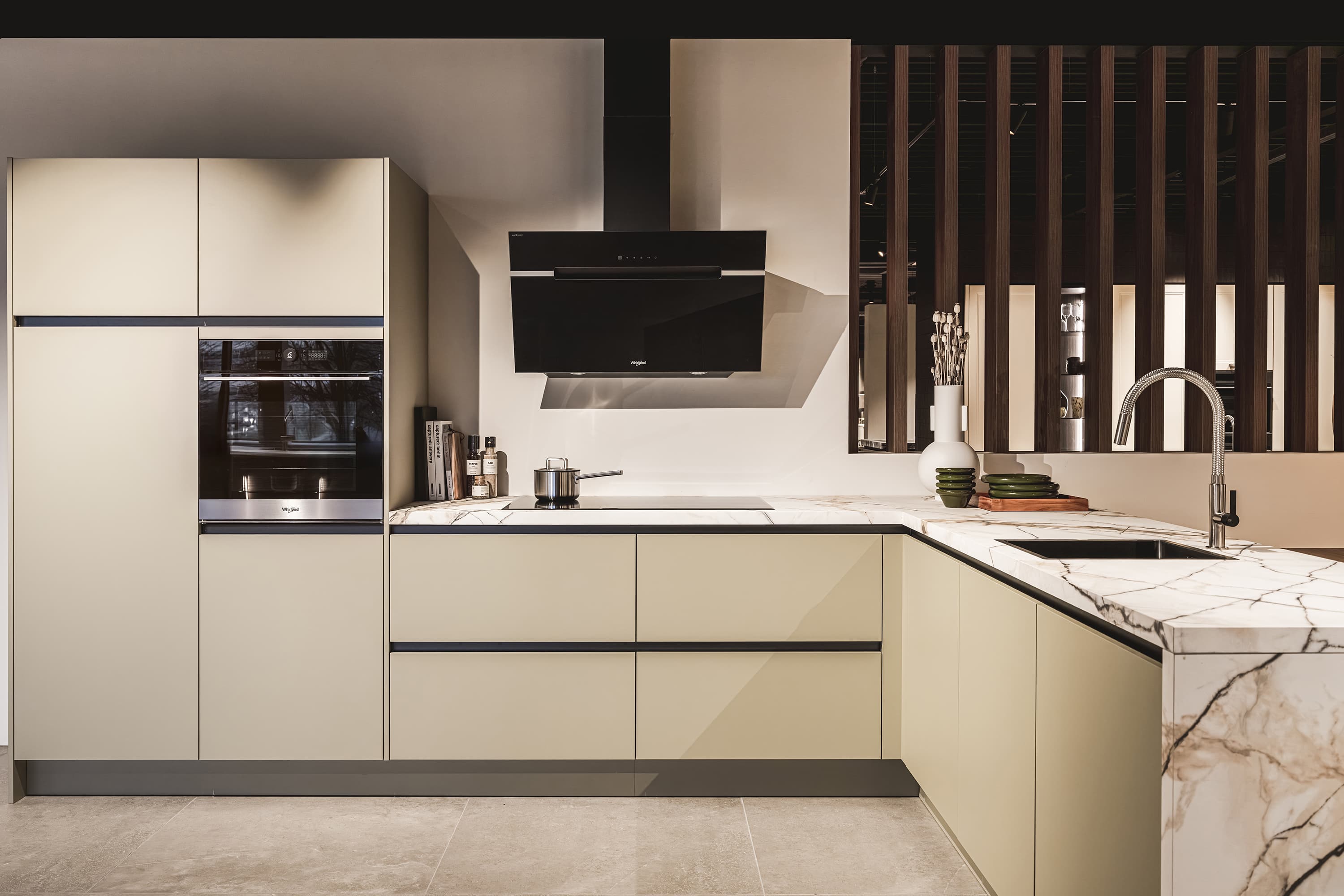 Lichtgroene L-keuken