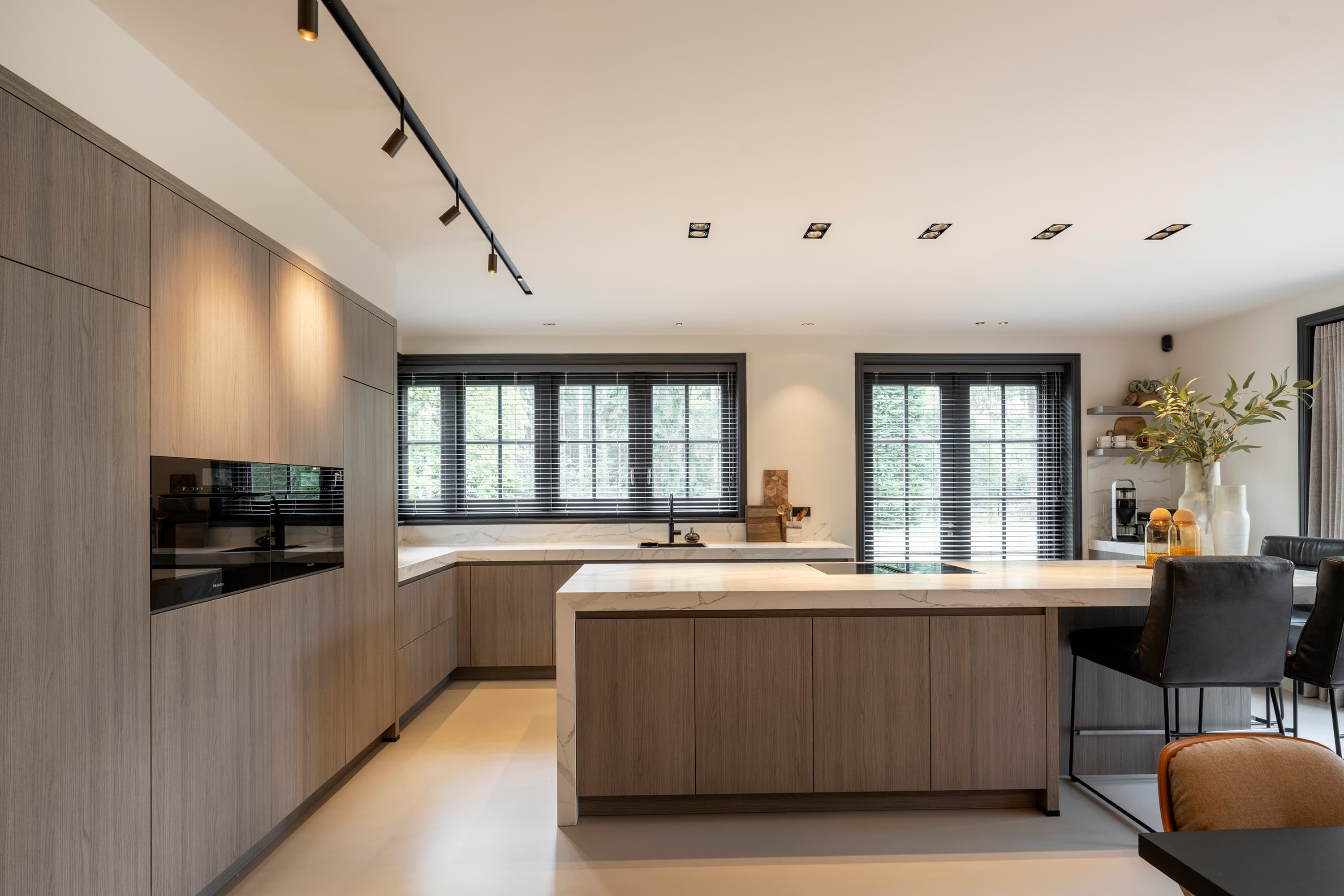 Licht houten eilandkeuken