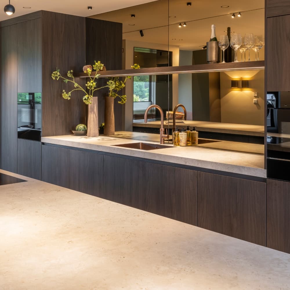 1. Vierkant.jpg Houten keuken met beige marmer werkblad
