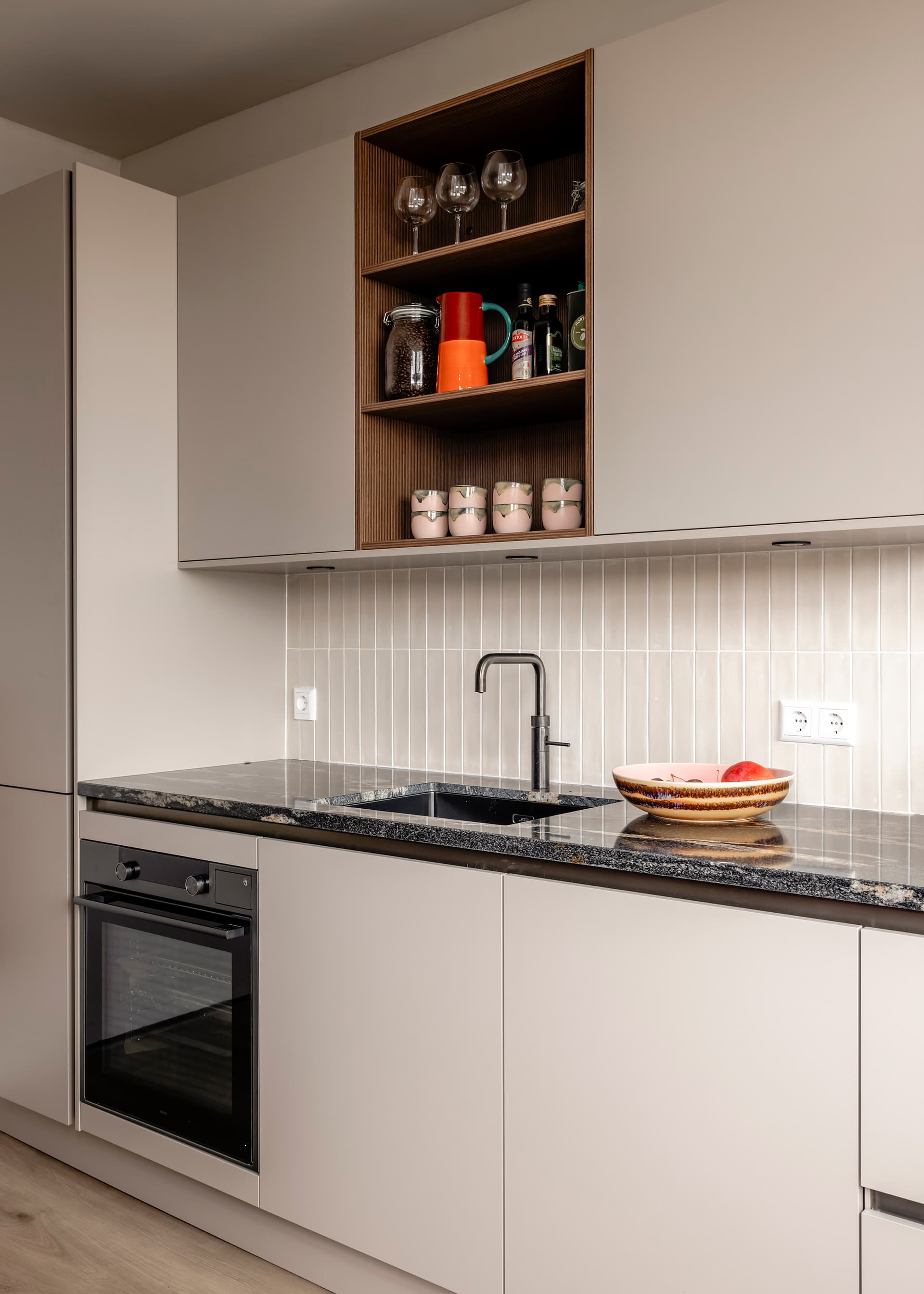 Beige parallel keuken