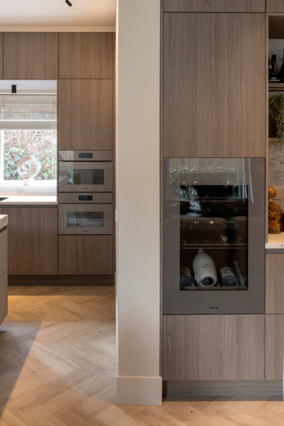Gekleurde apparatuur(1).jpg Houte keuken met een beige wijnklimaatkast
