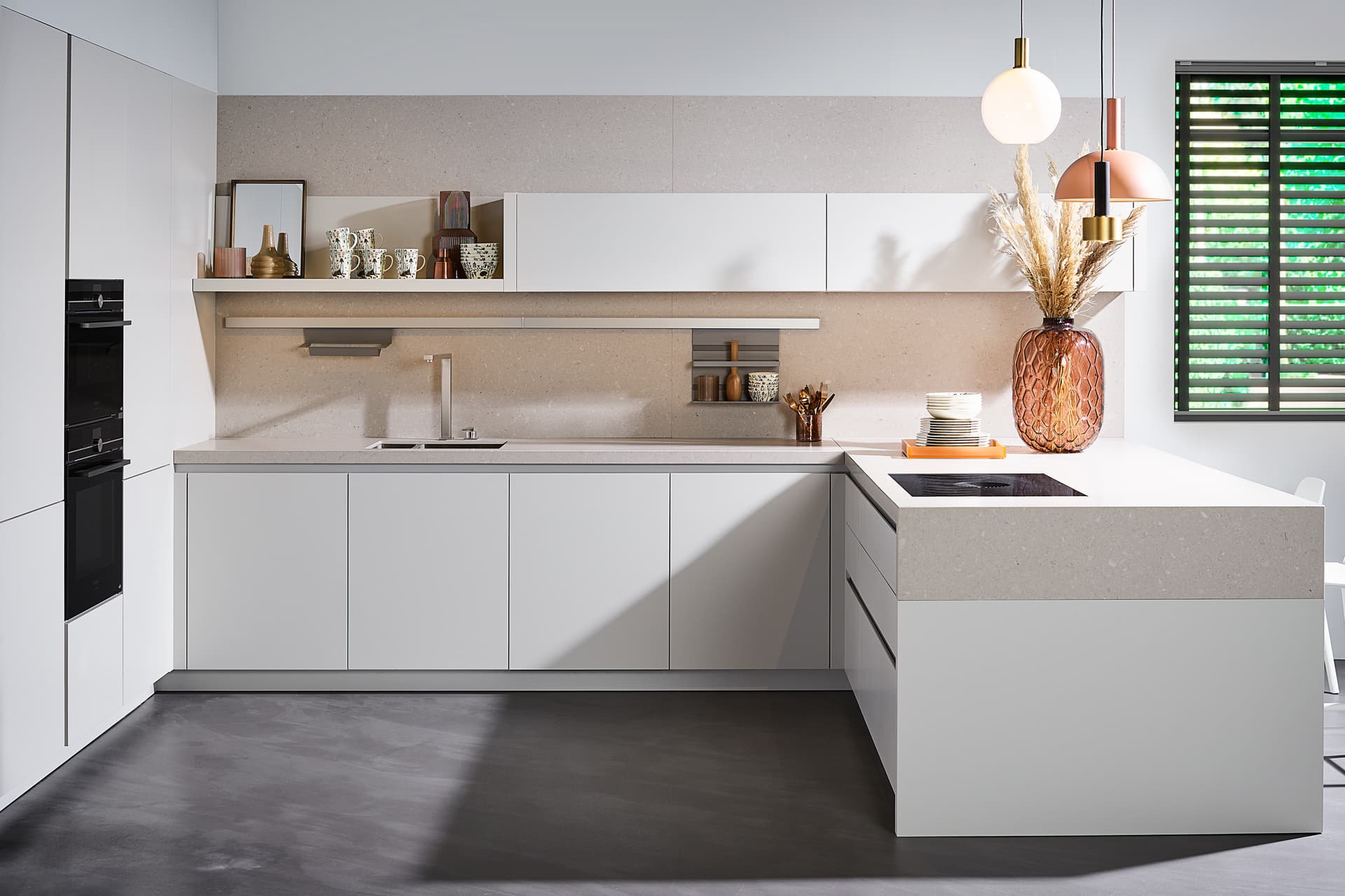 Moderne U-keuken wit