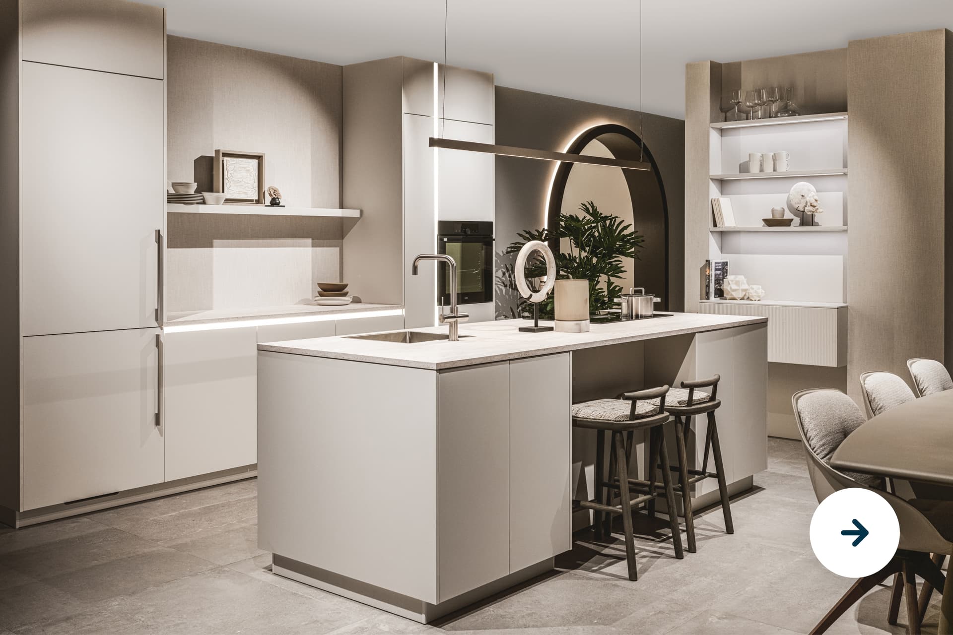 Ontwerp zonder titel (17).jpg Witte keuken met een wit keukenblad en een kookeiland
