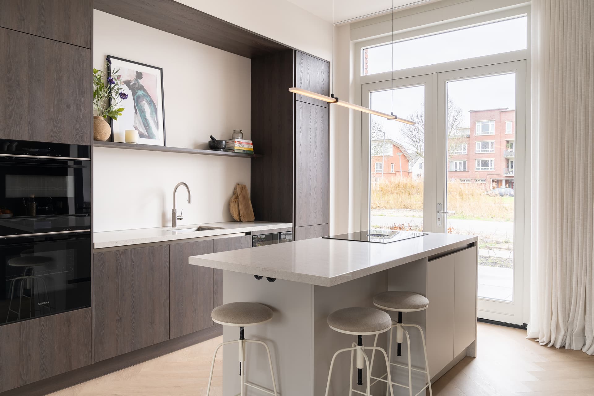 Ruime keuken met kookeiland en bar