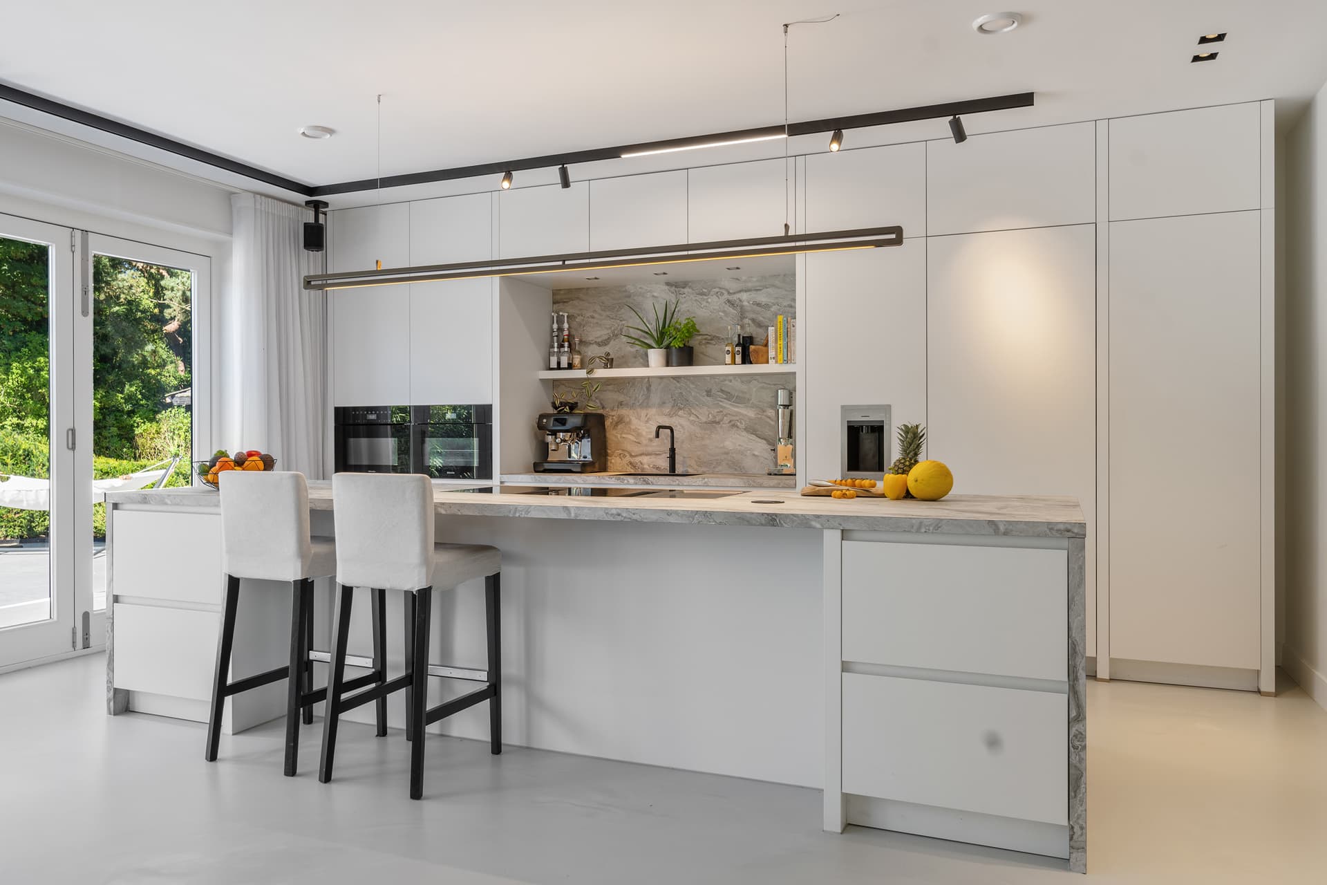 Royale-witte-eilandkeuken-met-bar.jpg Royale woonkeuken